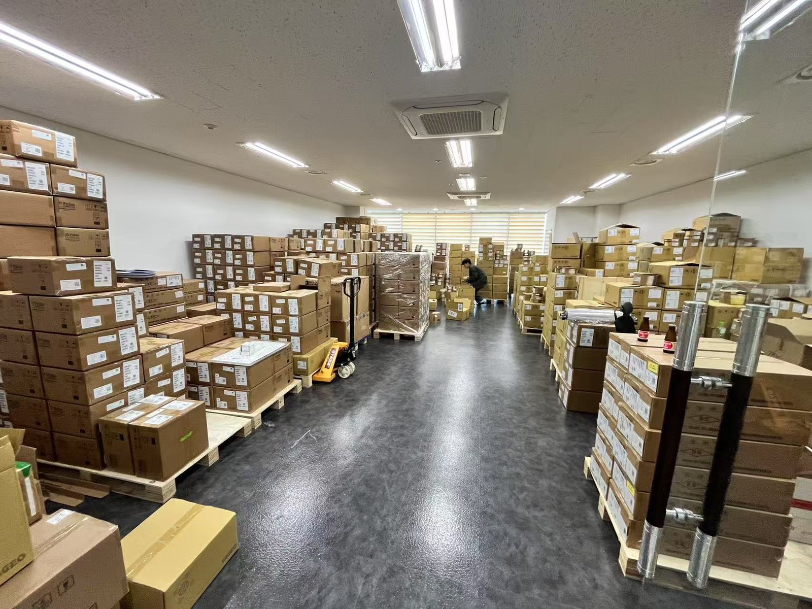 YURUNOX warehouse and electronic component order preparation